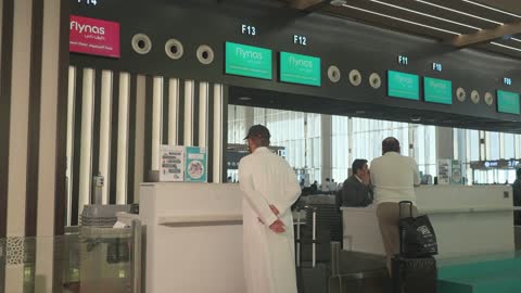 منصة إنهاء إجراءات طيران ناس مع رجل سعودي