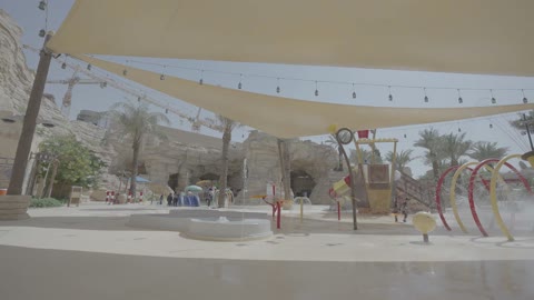 حديقة مائية خارجية مع منزلقات ومرشات مياه