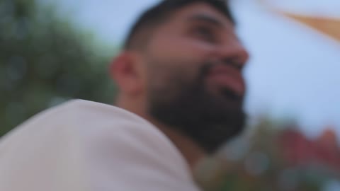 رجل يستخدم الهاتف الذكي تحت المظلة فيديو خارجي