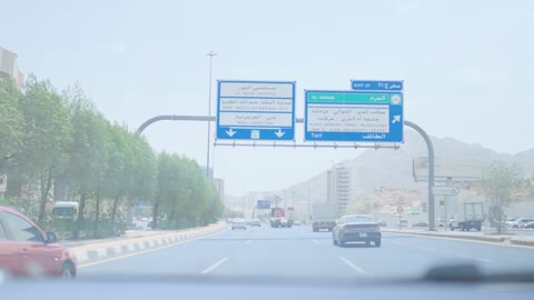 قيادة السيارات على طريق مكة السريع مع لوحات إرشادية
