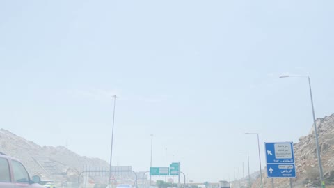 لوحات إرشادية على طريق سريع في مكة المكرمة