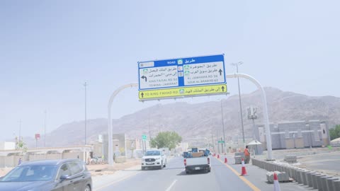 فيديو لوحة إرشادية وحركة المرور على طريق سعودي