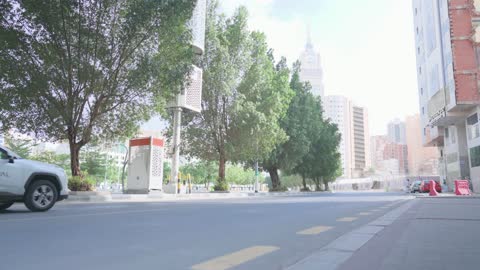 سيارة دفع رباعي بيضاء في شوارع مكة المكرمة