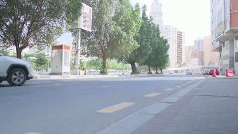 شارع مكة المكرمة مع برج الساعة وحركة السيارات