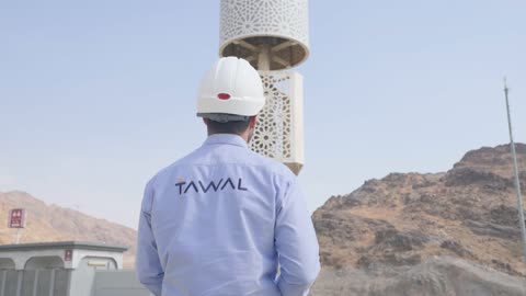 مهندس شركة توال يفحص برج اتصالات في الجبال