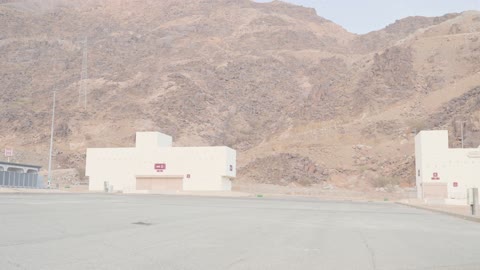 لقطات فيديو لرجل يقود سكوتر كهربائي في بيئة صحراوية