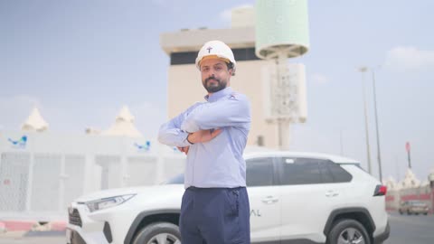 مهندس سعودي يقف في موقع فني بضوء النهار