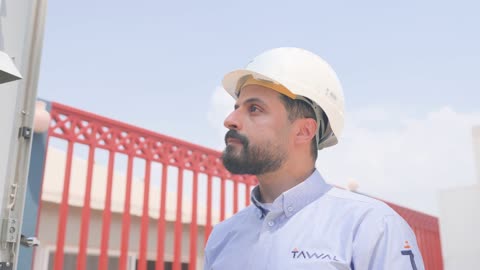 مهندس سعودي يرتدي خوذة الأمان في موقع اتصالات صناعي