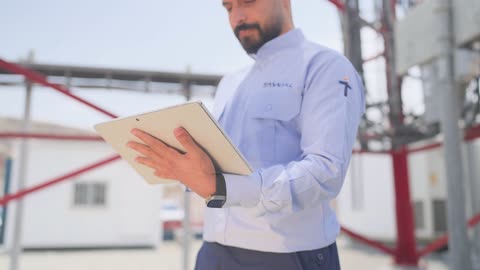 مهندس اتصالات سعودي في موقع برج الاتصالات