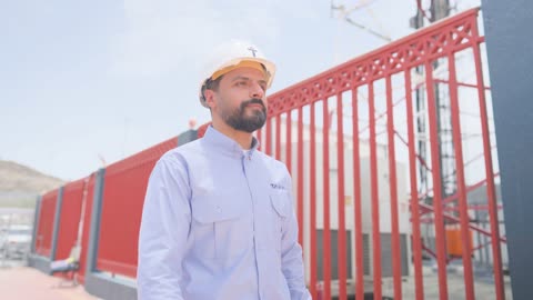 مهندس عربي يتفقد موقع برج اتصالات خارجي