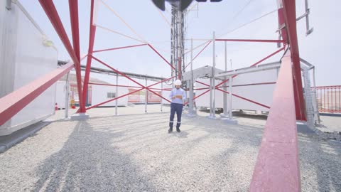 مهندس في محطة أبراج اتصالات يستخدم الجهاز اللوحي