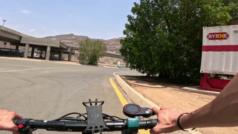قيادة سكوتر كهربائي منظور الشخص الأول
