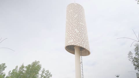مهندسو اتصالات يفحصون برج اتصالات في السعودية