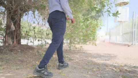 رجل يرتدي زيًا عسكريًا يمشي في لقطة تتبع