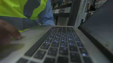 فني اتصالات يعمل في غرفة الخوادم