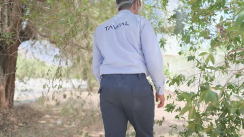مهندس اتصالات يمشي في الهواء الطلق لقطة فيديو