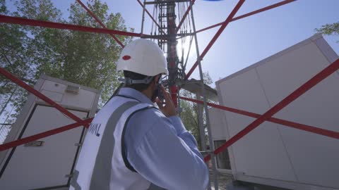 مهندس اتصالات في موقع برج الإرسال