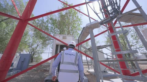 مهندسو اتصالات يفحصون برج الجوال في الخارج