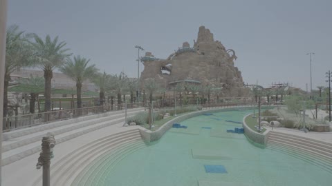 لقطة فيديو للحديقة المائية والجبل الصخري