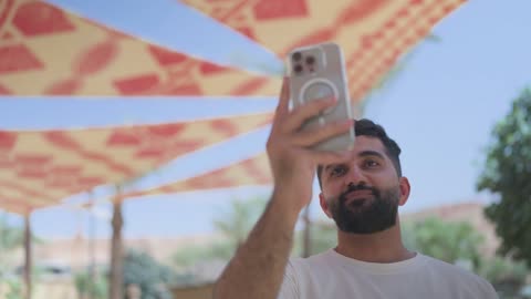 رجل يلتقط سيلفي في الحديقة المائية