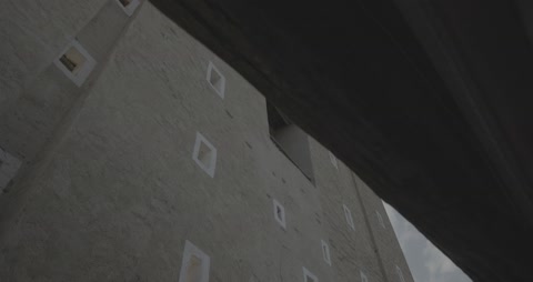 مبنى طيني تراثي قديم لقطة بزاوية منخفضة