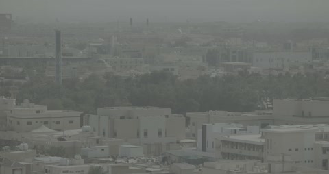 منظر جوي متحرك لمدينة عربية مغبرة تحت الغبار والضباب