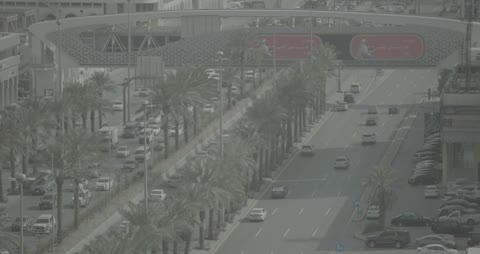 حركة المرور على طريق سريع بالمدينة لقطة علوية