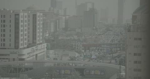عاصفة ترابية وضباب يغطي طريق الملك فهد بمدينة الرياض