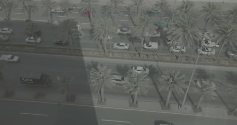 منظر جوي لحركة المرور وأشجار النخيل في شارع المدينة