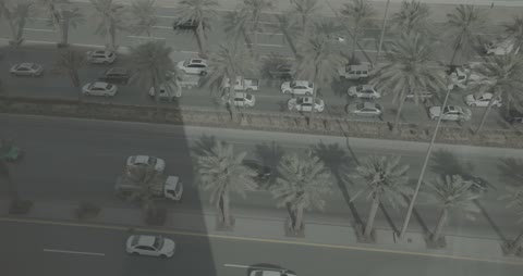 منظر جوي لحركة المرور على طريق سريع حضري مع النخيل