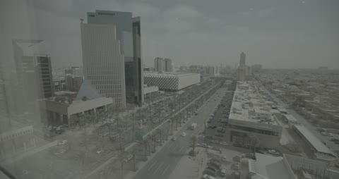 منظر علوي لشارع العليا وأفق مدينة الرياض نهارا