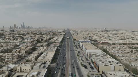 فيديو جوي لحركة المرور في طريق سريع بالرياض السعودية