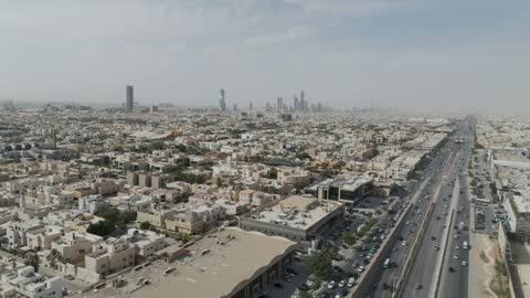 لقطة جوية لمدينة الرياض والطرق السريعة في السعودية