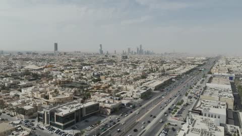 لقطة جوية لطريق سريع وحركة المرور في الرياض