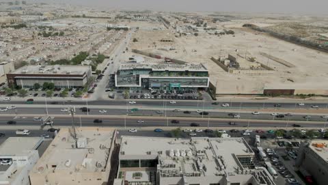 فيديو جوي لحركة المرور على طريق سريع في الرياض السعودية