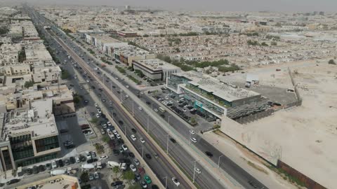 تصوير جوي لطريق سريع في مدينة الرياض السعودية بالدرون