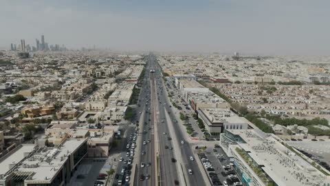 لقطة جوية بطائرة بدون طيار لطريق سريع في الرياض السعودية