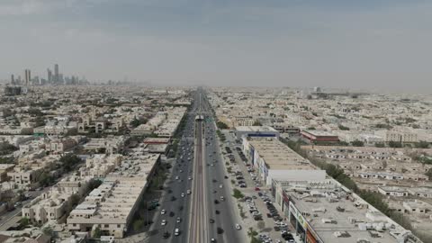 لقطة جوية لحركة المرور على طريق سريع في الرياض السعودية
