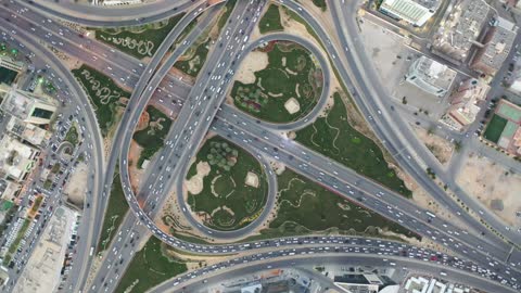 لقطة درون جوية لحركة المرور في تقاطع طرق بالرياض