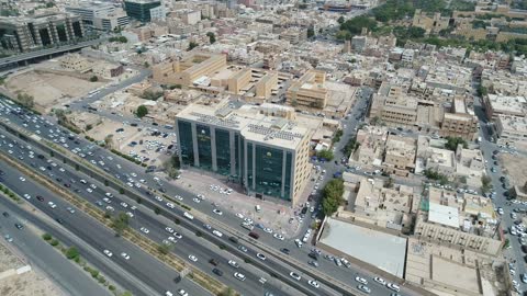 لقطة جوية لمبنى محكمة التنفيذ وحركة المرور بالرياض