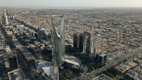 برج المملكة في الرياض السعودية لقطة جوية بطائرة درون