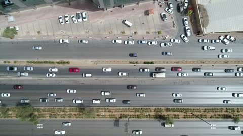 حركة المرور على طريق سريع بالرياض لقطة جوية بطائرة درون