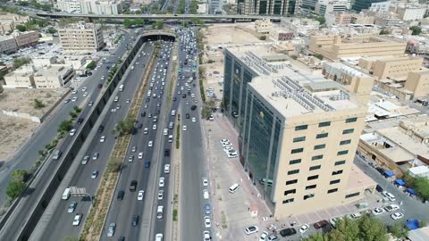 لقطة جوية لطريق سريع زحام سيارات الرياض السعودية