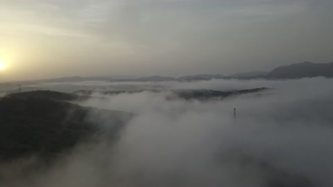 لقطات جوية لطائرة بدون طيار للضباب والغيوم فوق الجبال