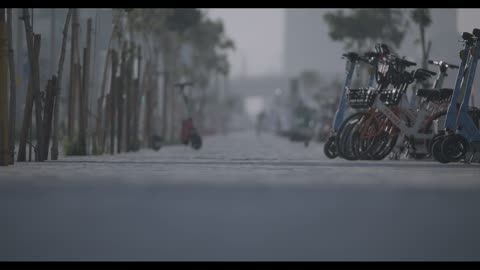 سكوترات كهربائية ودراجات مصفوفة على ممر المشاة لقطة ثابتة