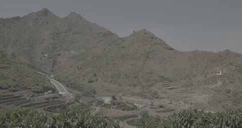 المدرجات الزراعية الجبلية والطرق المتعرجة في جازان