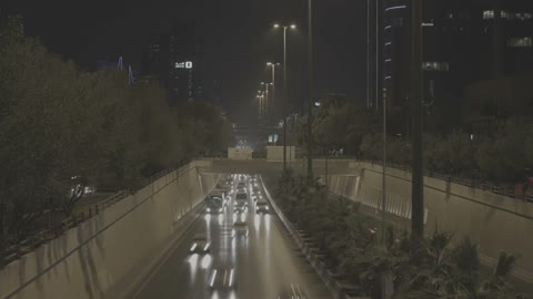 حركة المرور ليلاً في نفق طريق سريع بالرياض فيديو