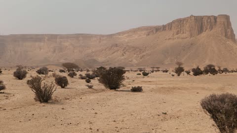 جبال طويق والصحراء الجافة في المملكة العربية السعودية