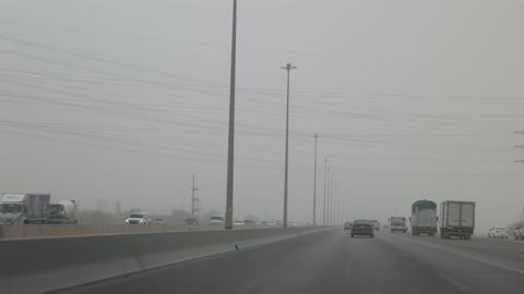 قيادة السيارات على الطريق السريع أثناء العاصفة الترابية