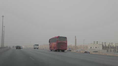 حركة المرور على طريق سريع في السعودية طقس مغبر